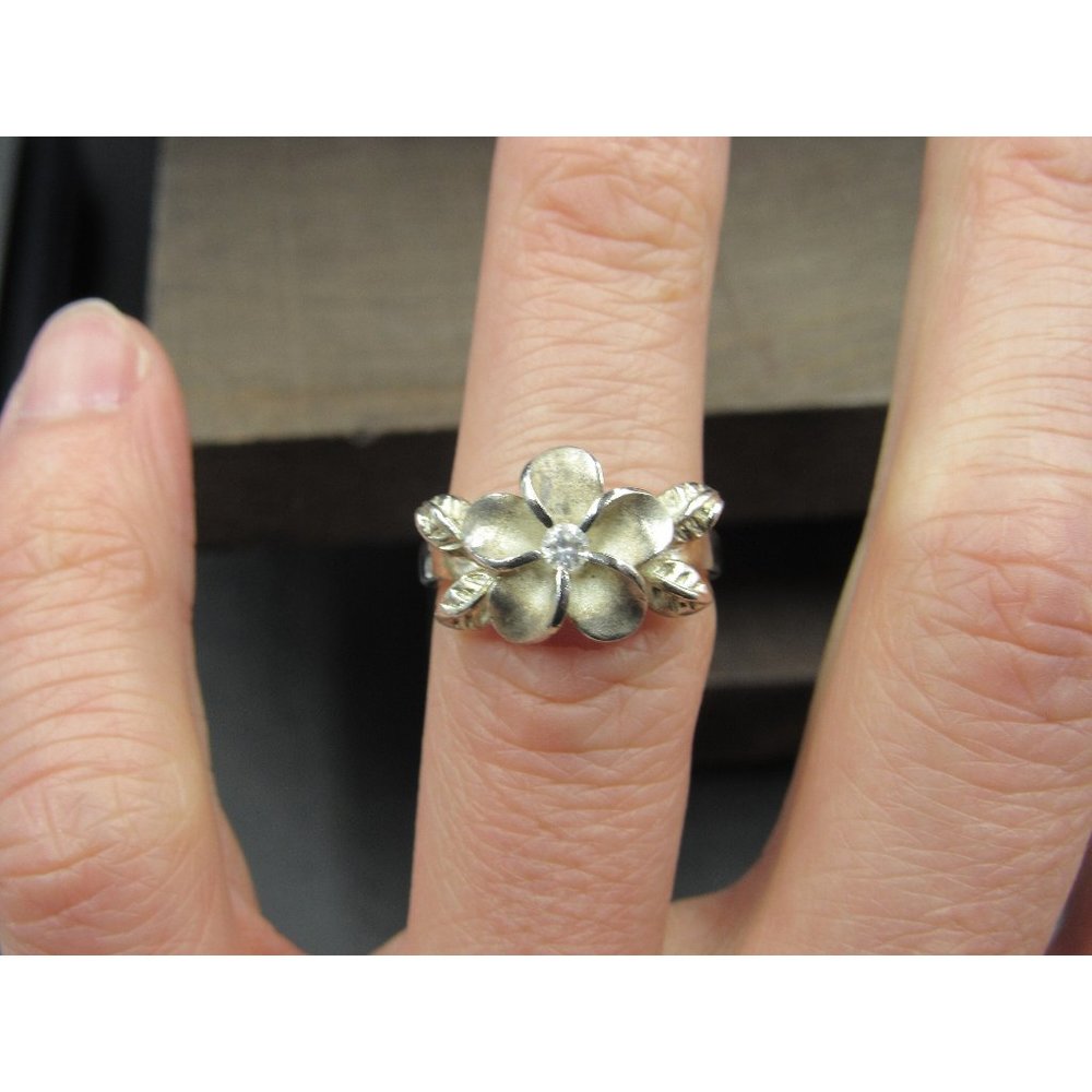 Size 6.25 Sterling Silver Tarnished Flower Clear CZ Stone Band Ring
